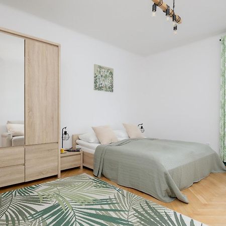 Spacious Apartment For 6 People Near The Old Town By Noclegi Renters Varšava Exteriér fotografie