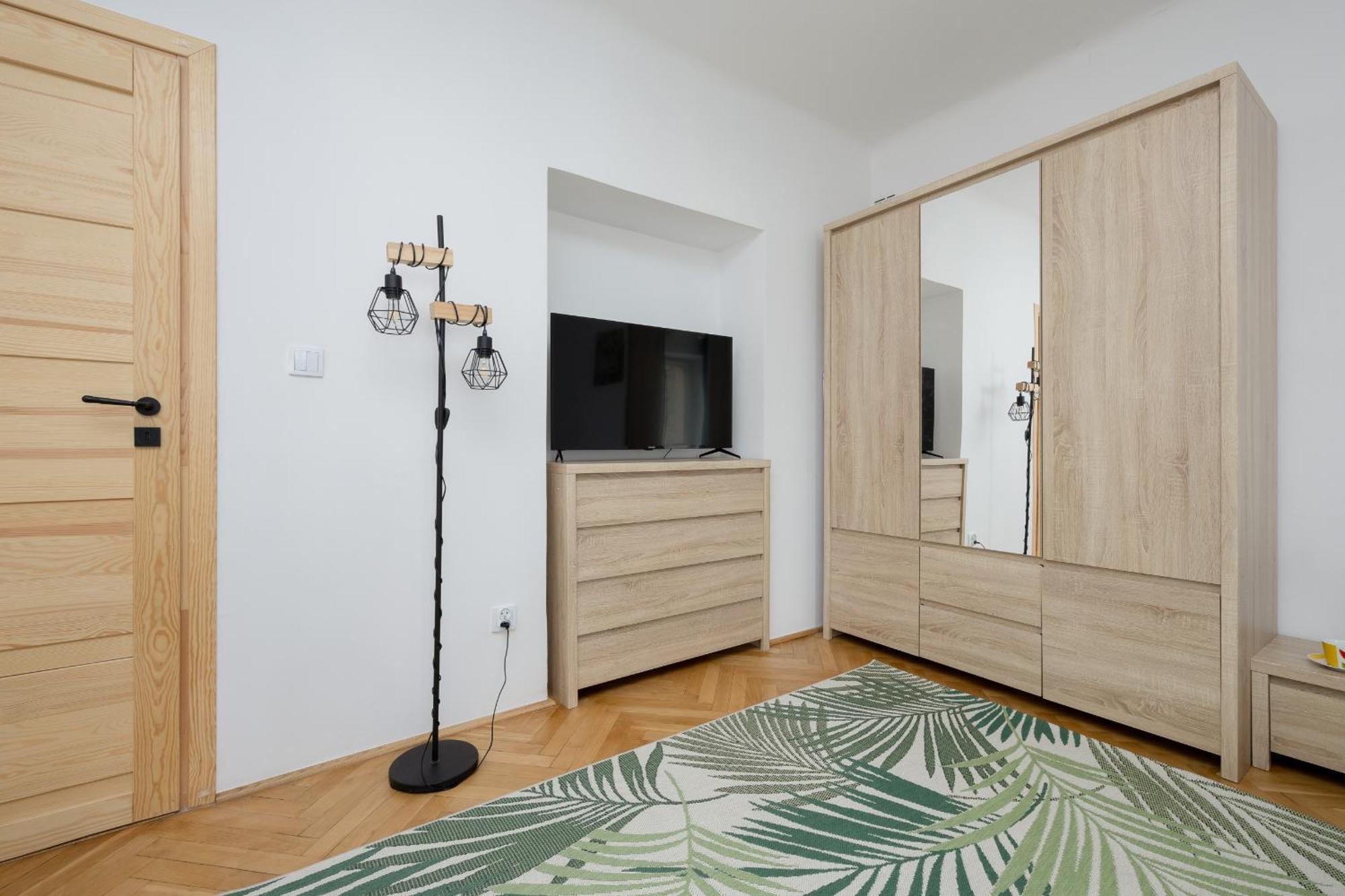 Spacious Apartment For 6 People Near The Old Town By Noclegi Renters Varšava Exteriér fotografie